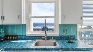 House, 2 Bedrooms | Private kitchen | Coffee/tea maker