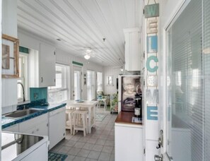 Villa, 2 Bedrooms | Dapur peribadi | Pembancuh kopi/teh 