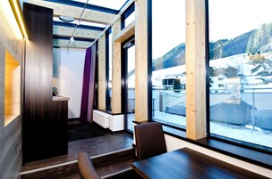 Exclusive-Apartment, 1 Schlafzimmer, Nichtraucher, Bergblick | Essbereich im Zimmer