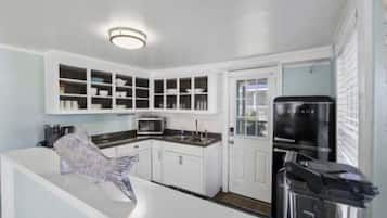 Villa, 2 Bedrooms | Dapur peribadi | Peti sejuk, ketuhar, pembancuh kopi/teh