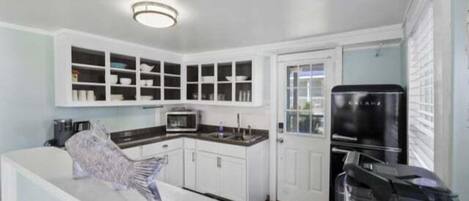 Villa, 2 habitaciones | Cocina privada | Refrigerador, horno y cafetera y tetera