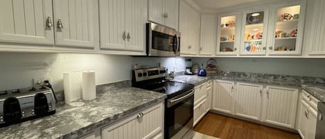 House, 3 Bedrooms | Private kitchen
