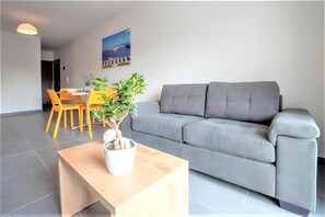 TV - Comfort Apartment in Gzira N72 (Il-GÅ¼ira)