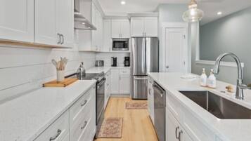 Duplex, 3 Bedrooms | Private kitchen | Oven, coffee/tea maker, toaster