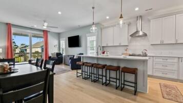 Duplex, 3 Bedrooms | Private kitchen | Oven, coffee/tea maker, toaster