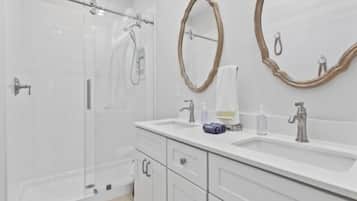 Villa, 3 Bedrooms | Bathroom | Towels