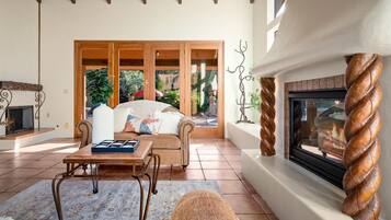 Studio, 1 Bedroom | Living area