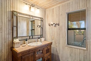 Condo, 1 phòng ngủ | Phòng tắm | Khăn tắm, dầu gội 