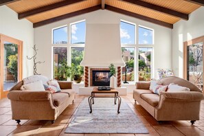 Room, 1 Bedroom | Living area