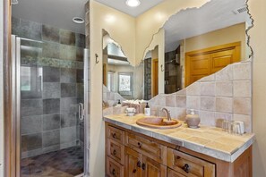 Condo, 1 Bedroom | Bilik Mandi | Tuala disediakan, syampu 