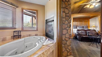 Condo, 1 Bedroom | Bathroom | Towels, shampoo