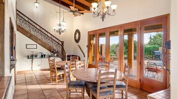 Room, 1 Bedroom | Dining