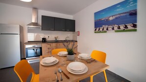 Une cuisine moderne avec un coin repas aménagé pour quatre personnes.