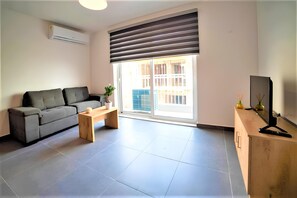 TV - Superior Apartment in Gzira N64 (Il-GÅ¼ira)