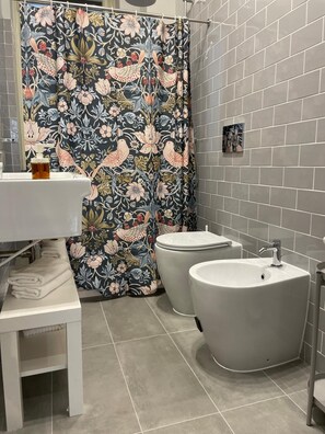 Douche, sèche-cheveux, bidet, serviettes fournies