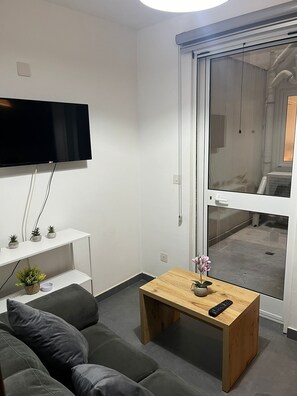 TV - Standard Apartment in Gzira N113 (Il-Gżira)