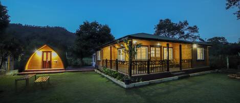 Villa - utsikt mot trädgården | 4 sovrum och gratis wi-fi