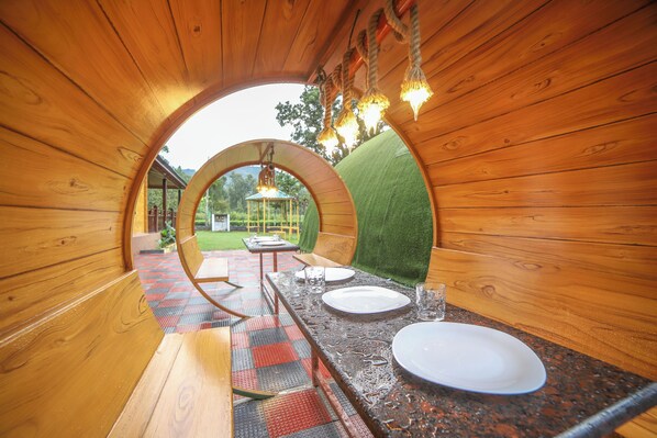 تناول الطعام داخل الغرفة