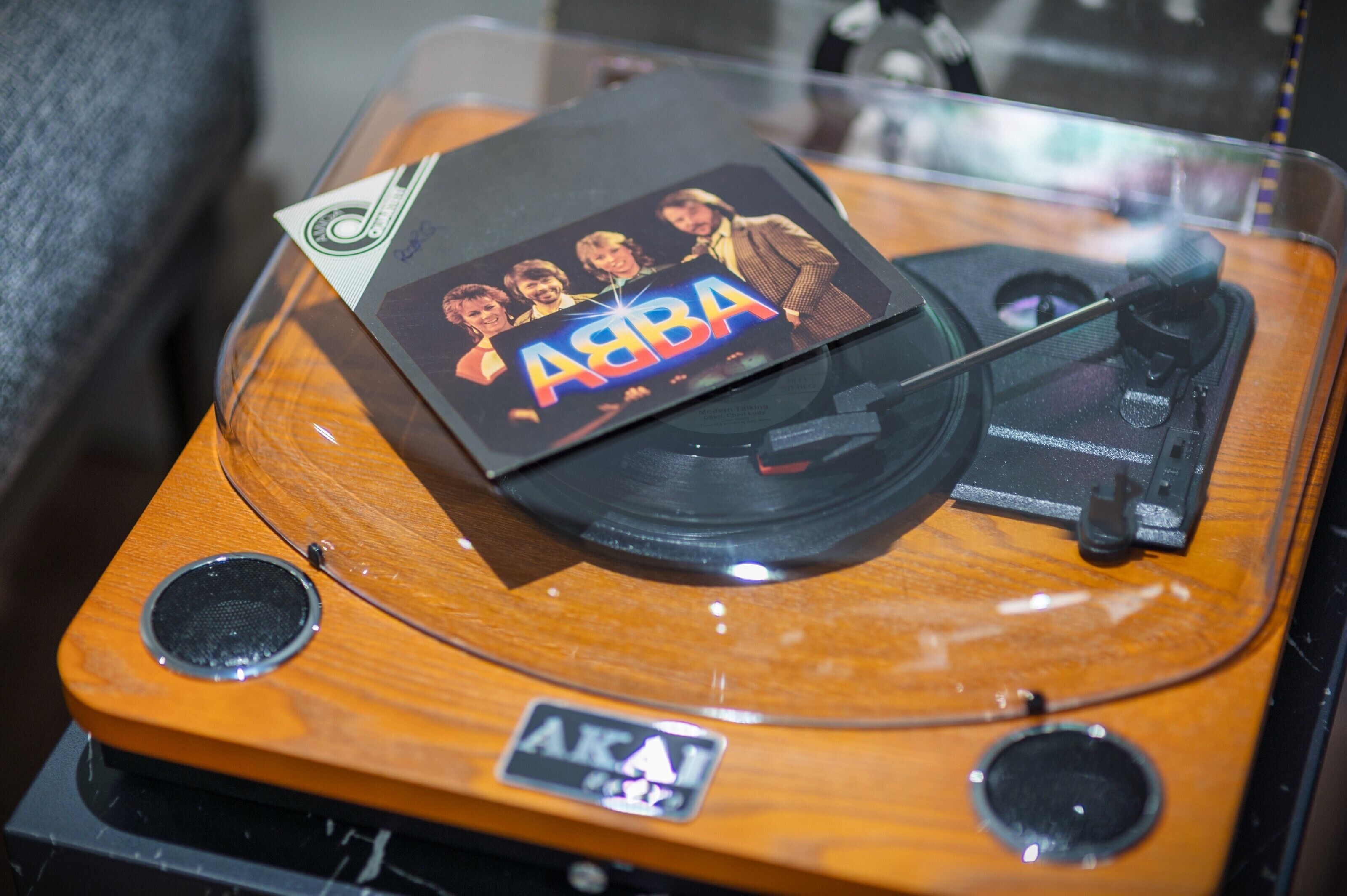 Une platine vinyle avec une pochette de disque portant l’inscription « ABBA » sur le dessus.