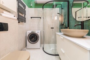 Apartment, Courtyard View | Bathroom | Shower, rainfall showerhead, free toiletries, hair dryer