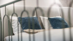 Ein Bett mit Kopfteil, zwei Kissen und einem Holz-Kopfteil.