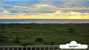 On the beach - Nauti Anchor at Seaside Beach: Ocean Front on the Prom (Seaside)