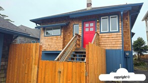 Exterior - Nauti Anchor at Seaside Beach: Ocean Front on the Prom (Seaside)