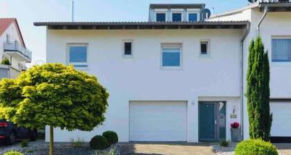 Modernes Apartment Mit: Stellplatz/netflix/amazon Prime Video