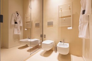 Suite superior | Baño | Bañera y ducha independientes, secador de pelo, zapatillas y toallas