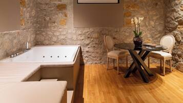 Suite Deluxe | Area soggiorno | TV