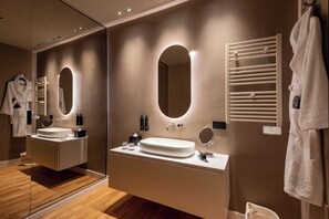 Deluxe Suite | Bathroom | Separate tub and shower, hair dryer, slippers, towels