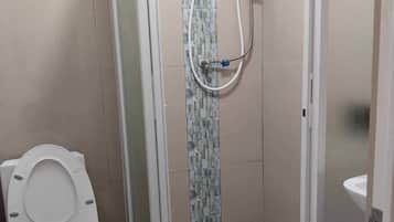 Douche, sĂšche-cheveux, bidet, serviettes fournies