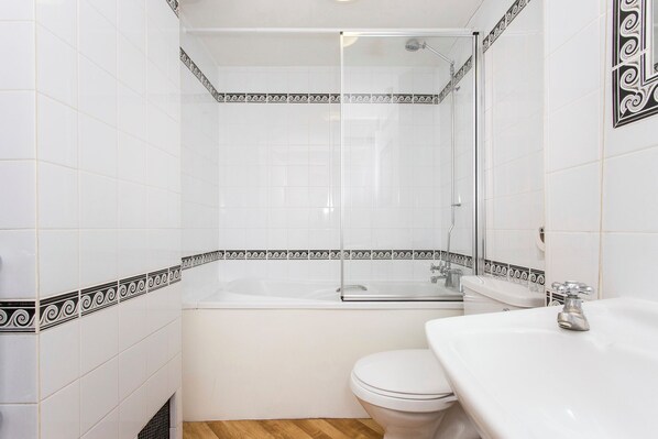 Serviettes fournies, savon, papier toilette