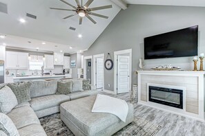 Smart TV - Solmate - 4 bedroom 3  bath home that sleeps 14. (Crystal Beach)