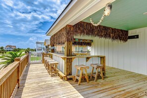 Outdoor dining - Solmate - 4 bedroom 3  bath home that sleeps 14. (Crystal Beach)