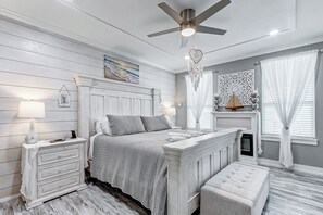 4 bedrooms, WiFi, bed sheets - Solmate - 4 bedroom 3  bath home that sleeps 14. (Crystal Beach)