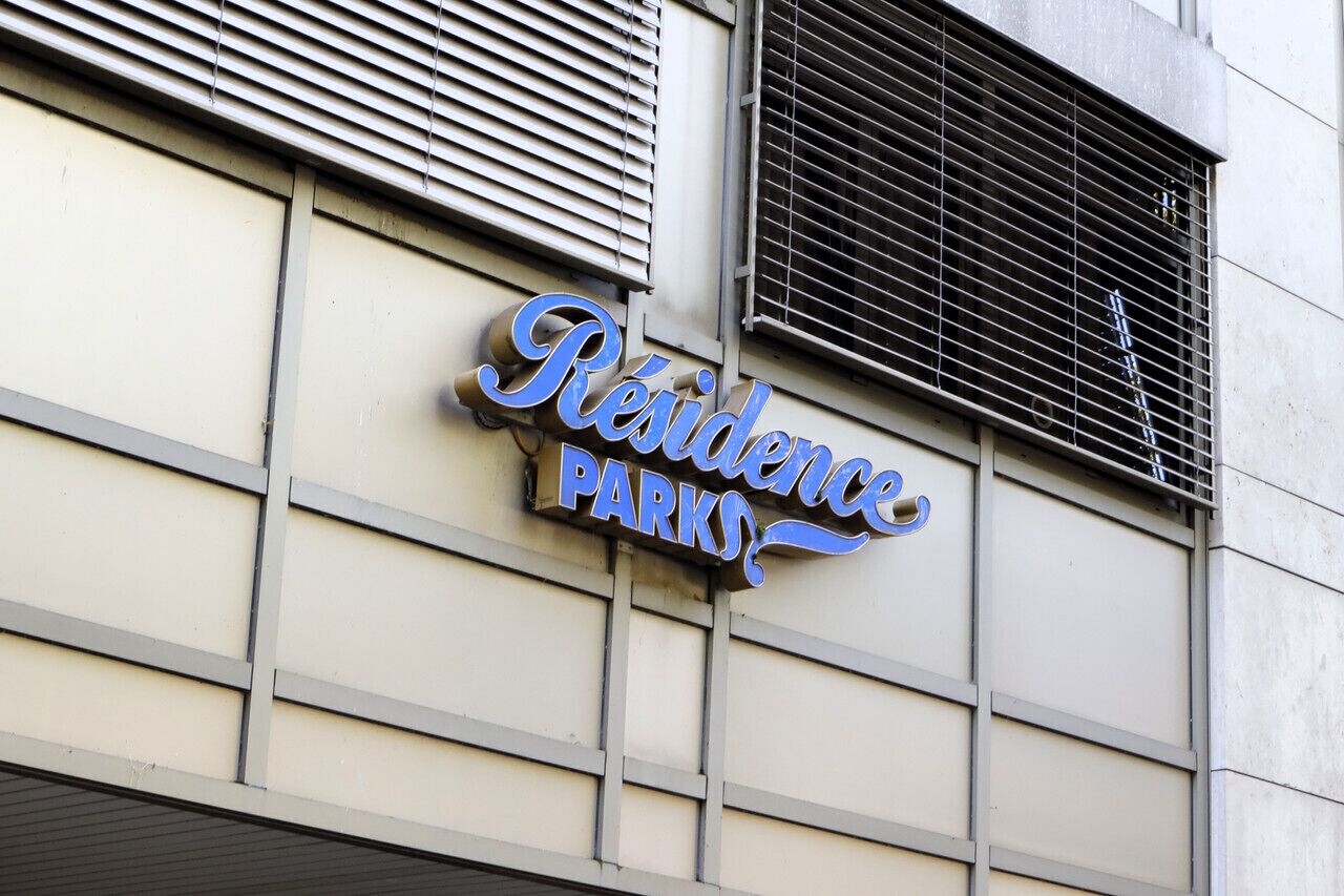 A building with a sign that reads "Residence Parks".