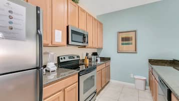 Geladeira, micro-ondas, fogão, cooktop