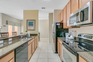 雪櫃、微波爐、焗爐、爐具