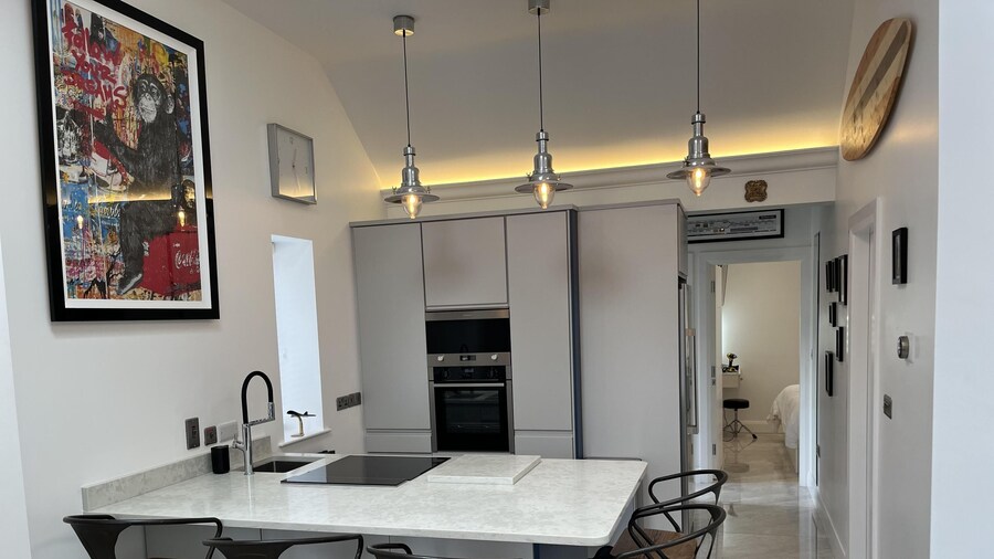 Cottage-sleeps 5-parking-near Beach-fireplace