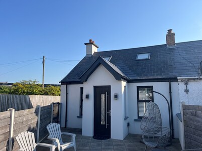 3 Bedrooms - 6 Guests - Fireplace - Near Beach