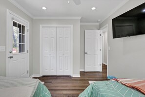 3 bedrooms, iron/ironing board, WiFi, bed sheets - Cozy, remodeled home. Centrally located. (Wilmington)