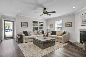 Living area - Cozy, remodeled home. Centrally located. (Wilmington)