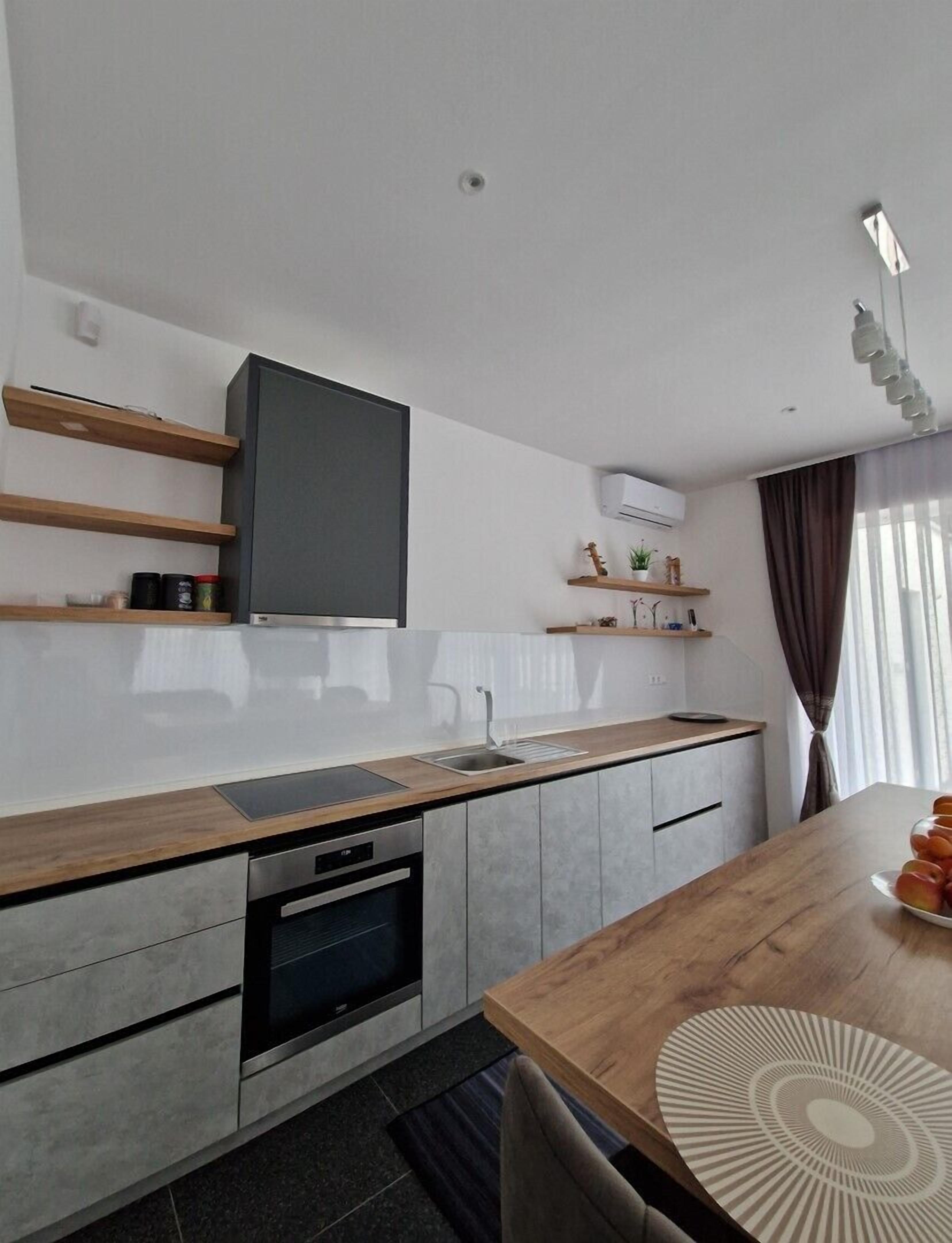 Een oven, een kookplaat, een vaatwasser, kookgerei, borden en bestek