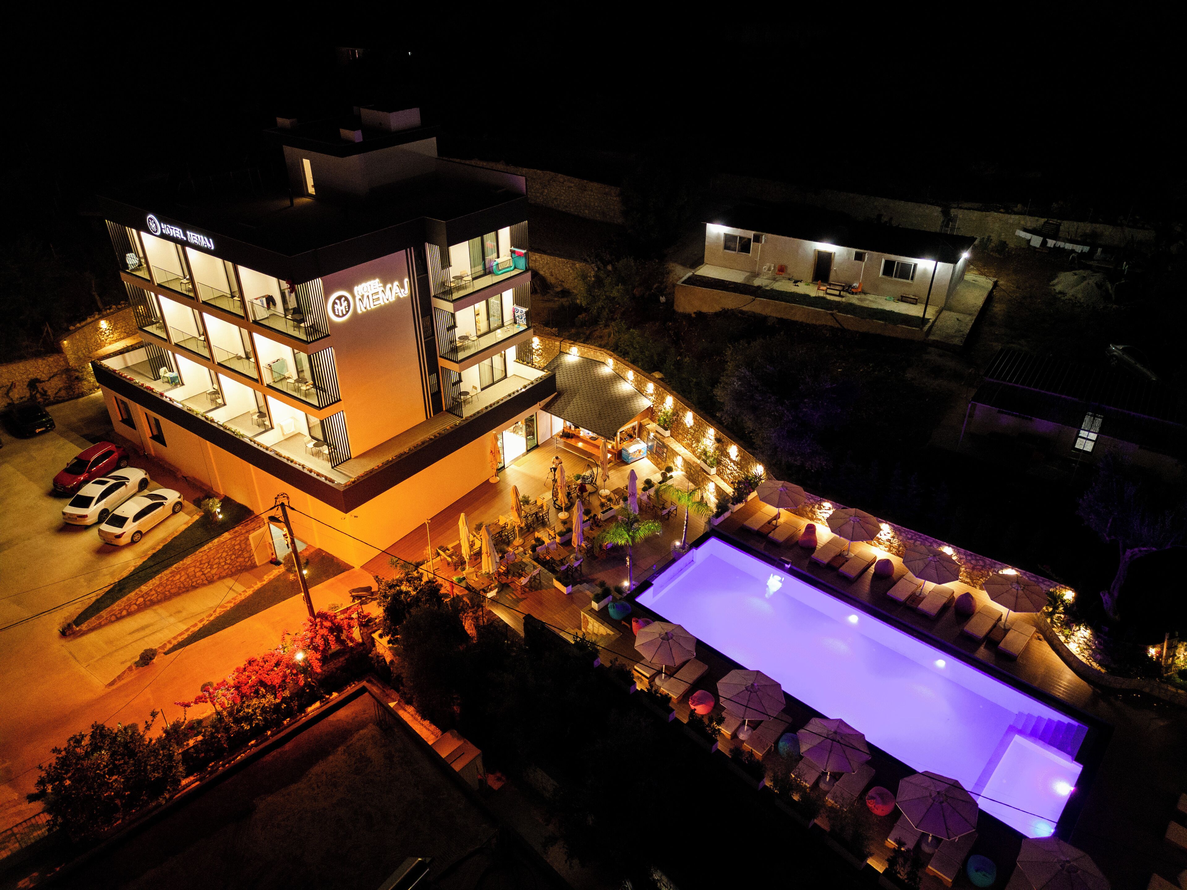 Een hotel met meerdere verdiepingen, terras en een zwembad.