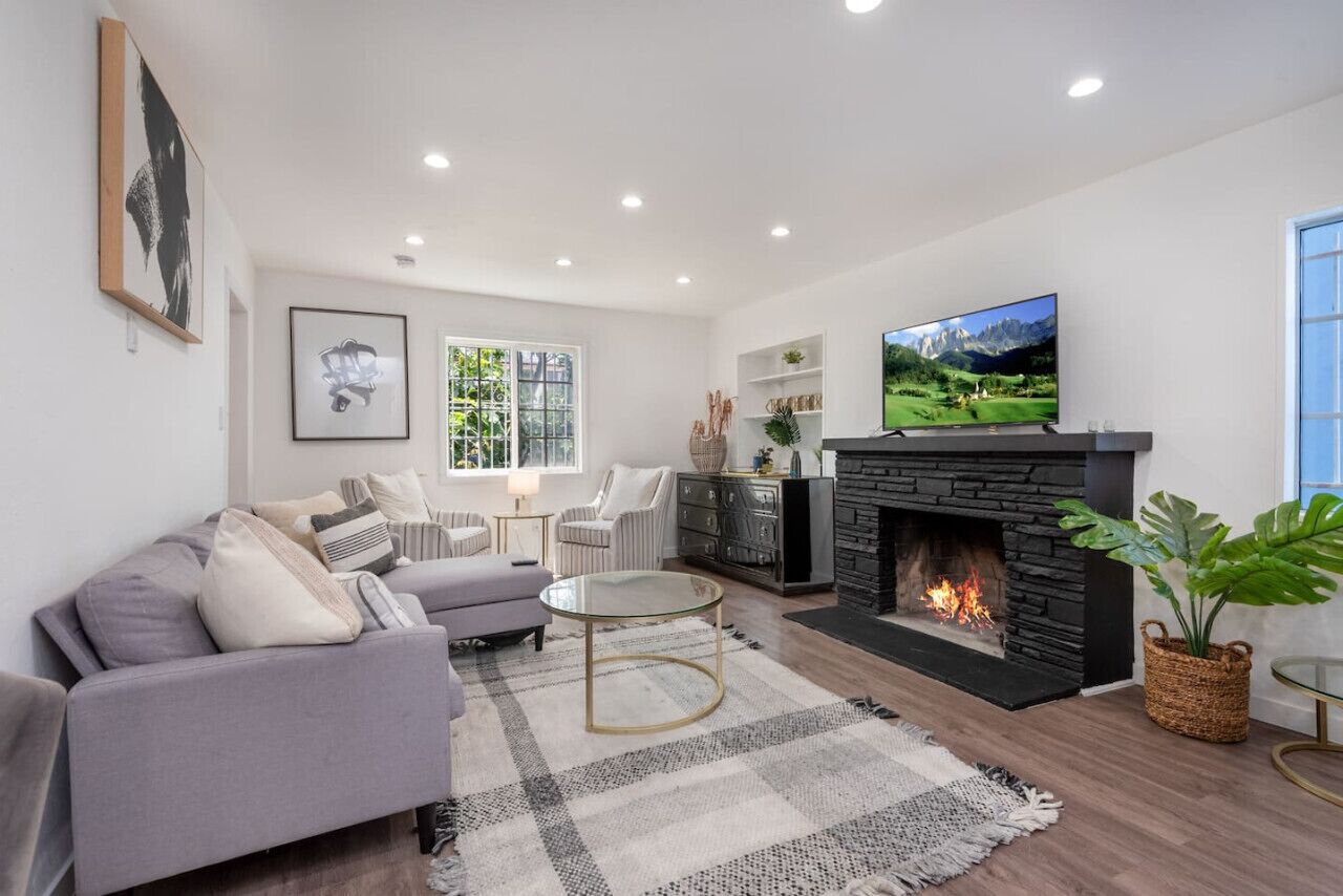 Central LA Living: 2BR House with Modern Amenities