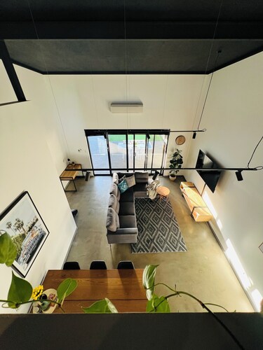 Modern New Yorker Inspired Townhouse~ Full kitchen-Fast Wifi- Near Bunbury
