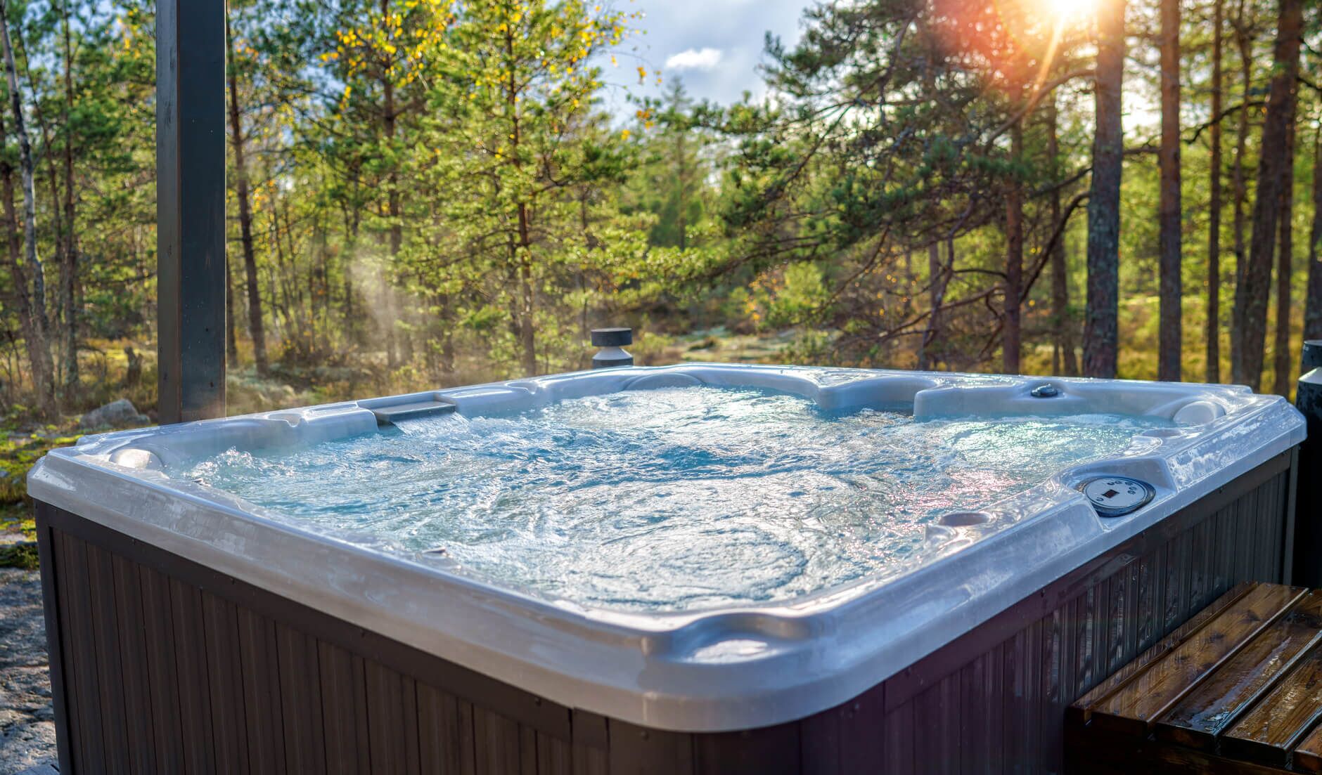 Charming 3 BR Home Hot Tub, EV Charger, Pool Access, BBQ, Pet-Friendly, King Bed
