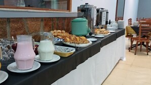 A buffet setup with various food items and beverages. - Intersur Independencia (Termas de Rio Hondo)