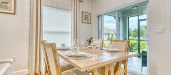 Honeycomb Haven: 3 Bedroom, 6 Guests, Waterfront Dock, Kayaks, Ocean